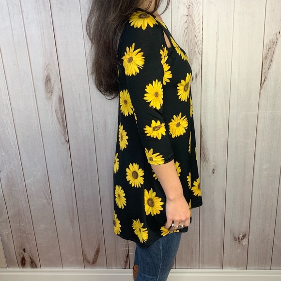 ✨LAST ONE!✨Sunflower top - Picture 6 of 8